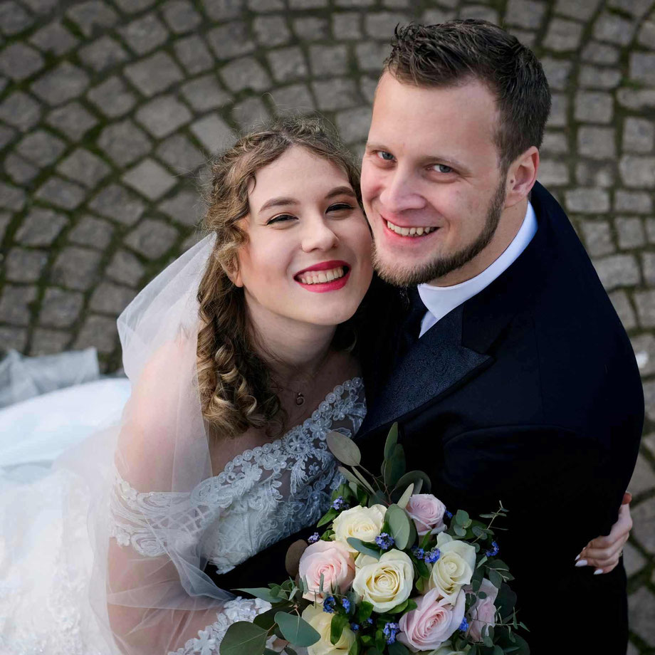 brautpaar umarmt sich, brautpaarshooting mit wil hangebrauck