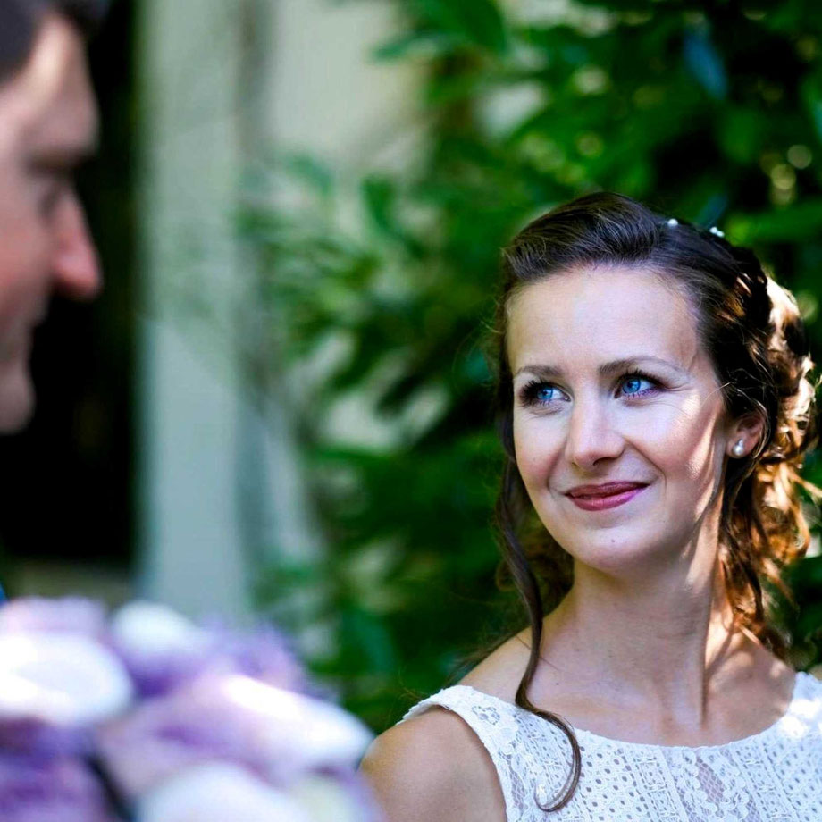 brautpaarshooting-schwarzweiss-foto einer lächelnden braut