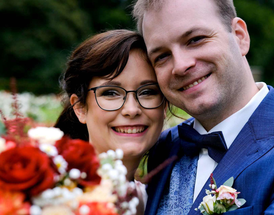 hochzeitsfotograf dortmund, fotoshooting hochzeit dortmund, brautpaar lacht in die kamera