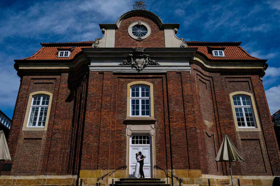 hochzeitsfotograf lotharinger kloster münster, brautpaar küsst sich auf der treppe vor dem lotharinger kloster