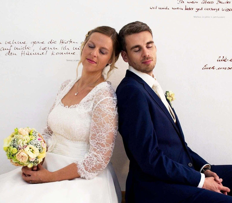 hochzeitsfotograf nrw, fotoshooting hochzeit, brautpaar auf einer treppe am schloss nordkirchen