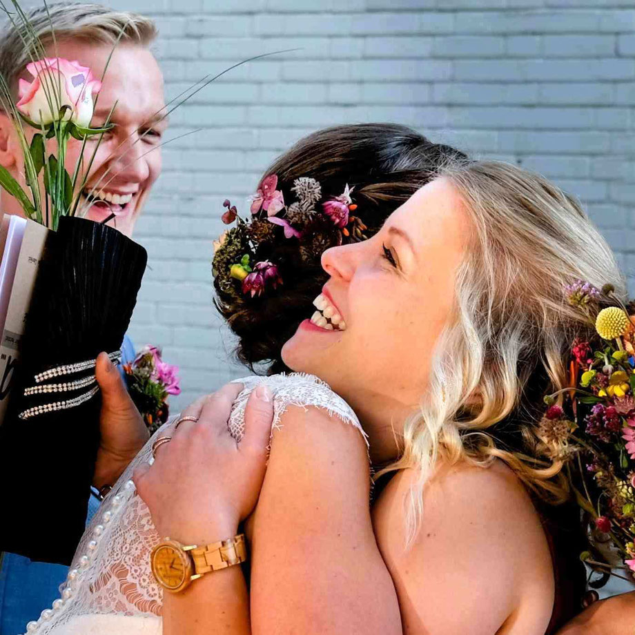 hochzeitsfotograf nrw, innige umarmung nach der trauung