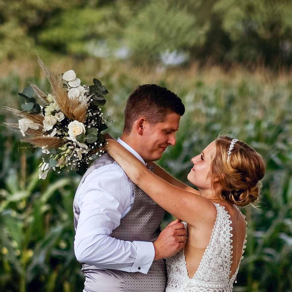 hochzeitsfotograf NRW, momente-einfangen.de, fotoshooting hochzeit nrw, brautpaar vor einem maisfeld