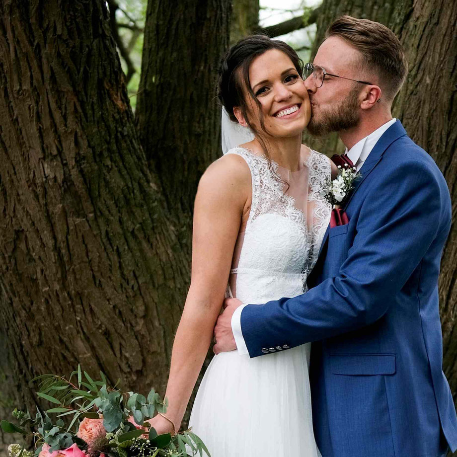 hochzeitsfotograf nrw, wil hangebrauck, bräutigam küsst lächelnde braut auf die wange