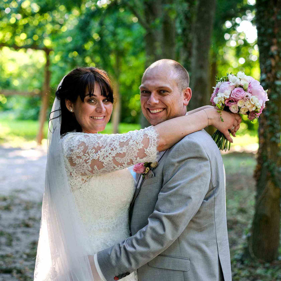 hochzeitsfotograf nrw, wil hangebrauck, brautpaar lacht froehlich in die kamera