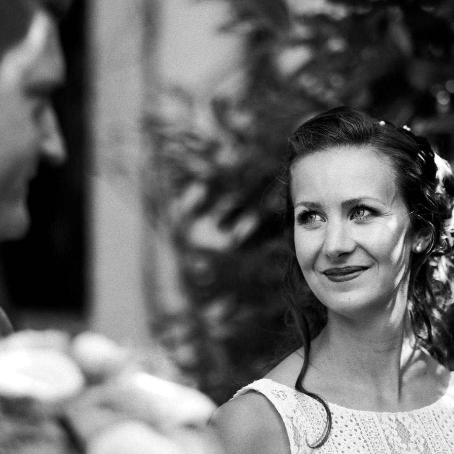 hochzeitsfotograf_wil-hangebrauck_braut-in-der-abendsonne_schwarzweiss