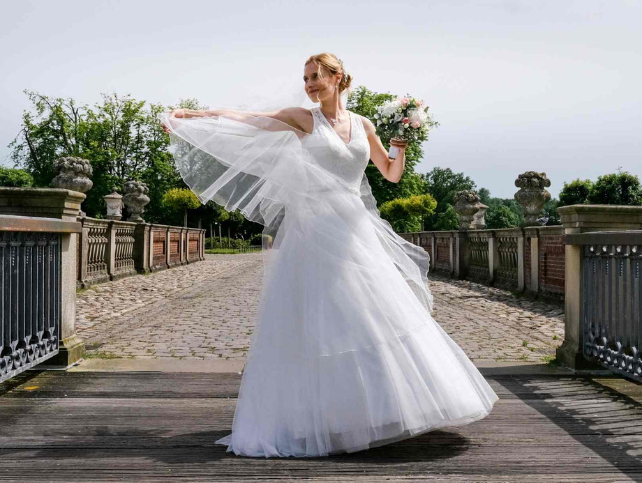 hochzeitsfotograf wil hangebrauck, brautpaarshooting, braut im weißen brautkleid im schlosspark