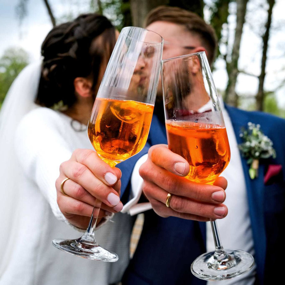 hochzeitsfotograf wil hangebrauck, brautpaarshooting, braut küsst lächelnden bräutigam