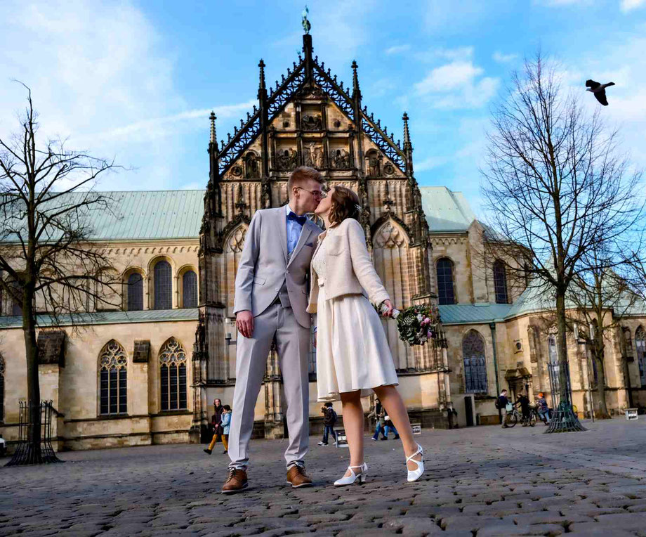 hochzeitsfotografen münster, standesamt münster, brautpaarshooting münster, brautpaar küsst sich vor dem paulusdom