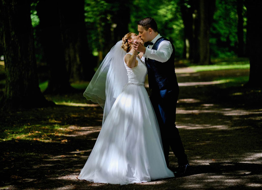 hochzeitsfotografie in nordkirchen, standesamtliche trauung nordkirchen, brautpaar tanzt in der allee auf der schlossinsel in nordkirchen