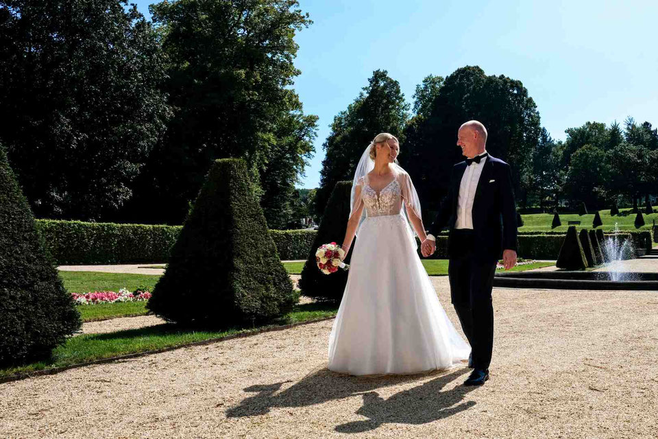 hochzeitsfotografie NRW, momente-einfangen.de, brautpaarshooting nrw, braut und bräutigam in einem schlosspark