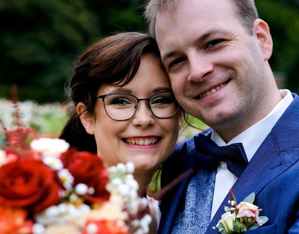 hochzeitsreportage NRW, fotoshooting hochzeit NRW, brautpaar lacht in die kamera