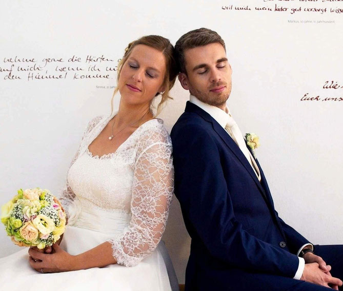 hochzeitsfotograf wil hangebrauck, hochzeitspaar sitzt mit geschlossenen augen rücken an rücken - die braut hält den brautstrauß in den händen, heiraten in nrw, hochzeit feiern in nrw, hochzeitsfotografen ruhrgebiet, standesamtliche trauung