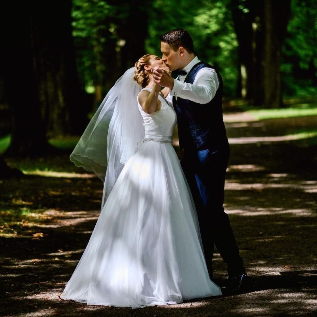 hochzeitsfotograf dortmund, fotograf dortmund, fotostudio dortmund, hochzeitsfotos dortmund, heiraten in dortmund, hochzeit in dortmund, hochzeitsfotografen dortmund, brautpaar tanzt in der allee im rombergpark dortmund
