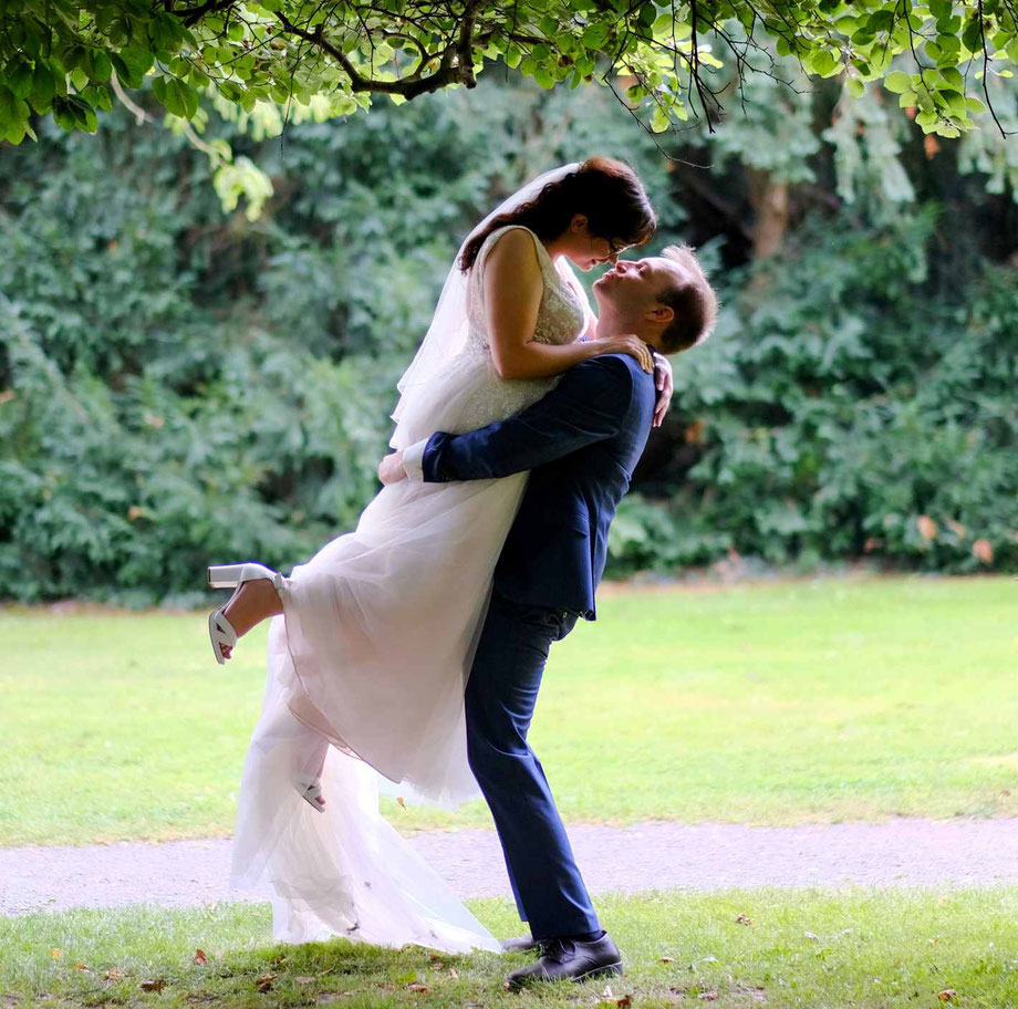 hochzeitsfotograf nottuln, brautpaarshooting nottuln, hochzeitspaar umarmt sich in einem park